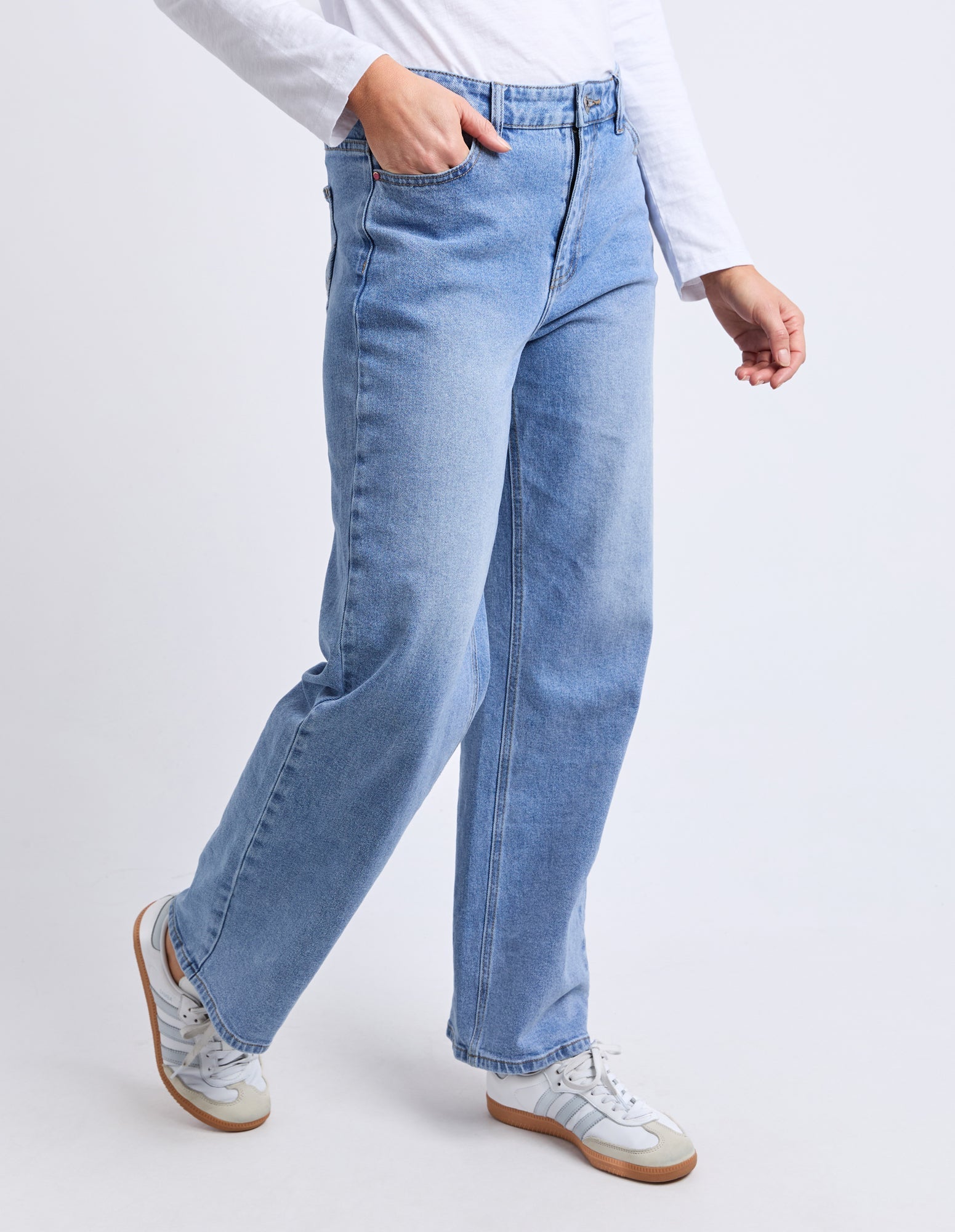 Evie Straight Leg Jean - Mid Blue Wash