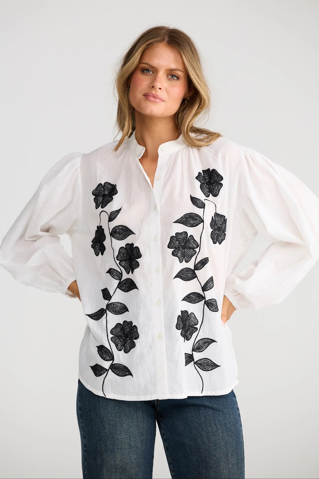 Zora Shirt-White W Black Emb