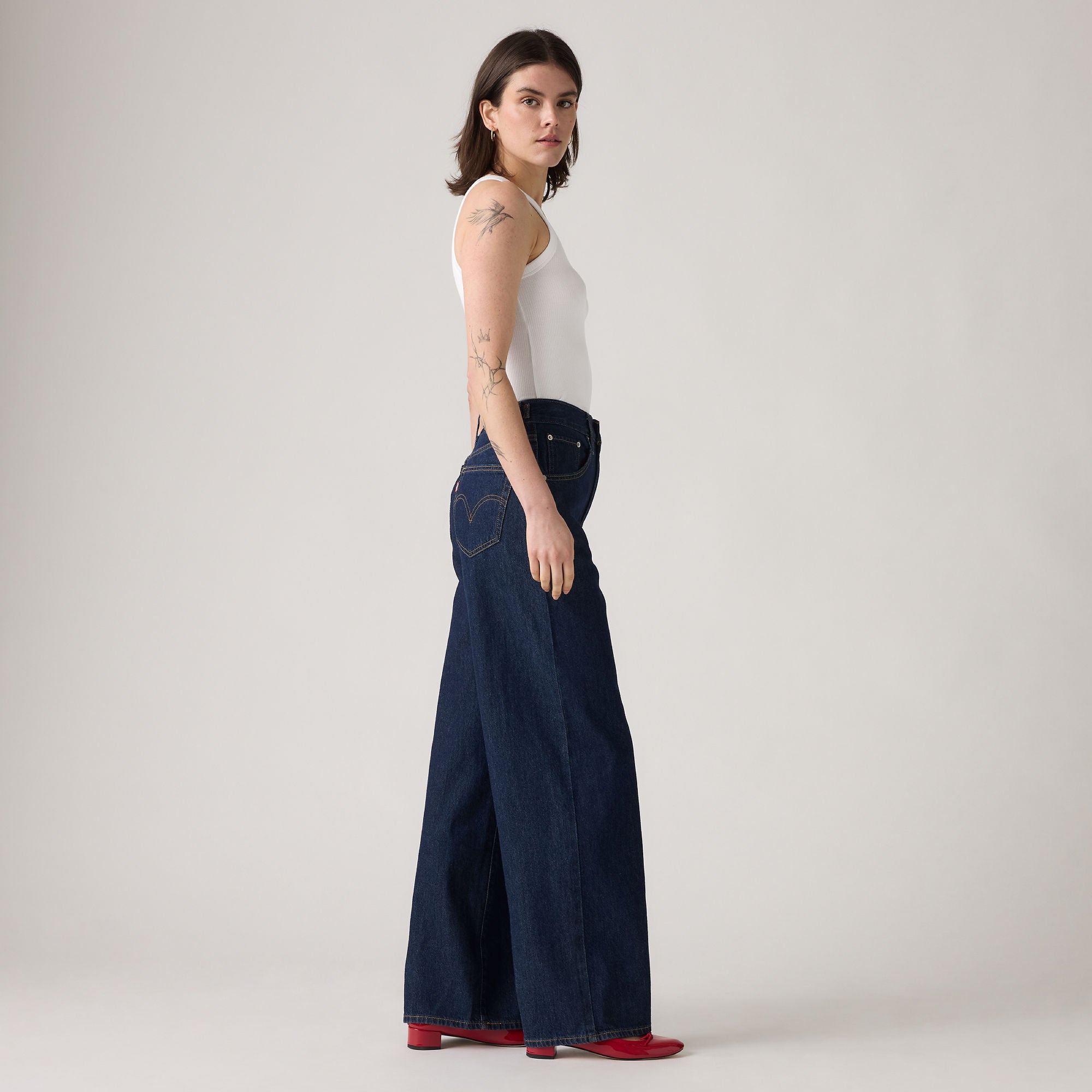 Levi's Women's Cinch Baggy Jeans - Reign Of The Rinse - side